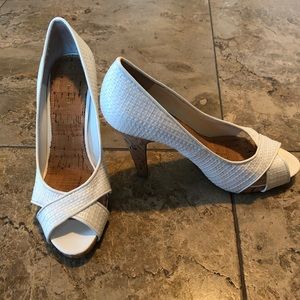 White pump, size 6